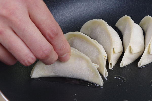焼き餃子のつくり方1(IHコンロ)